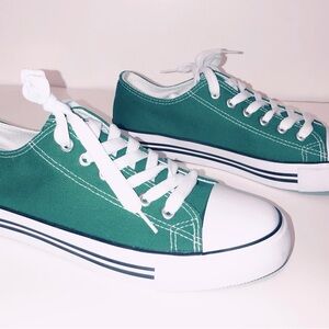 Low Top Green Canvas Sneaker Women’s Size 9 Emerald Green Epic Step